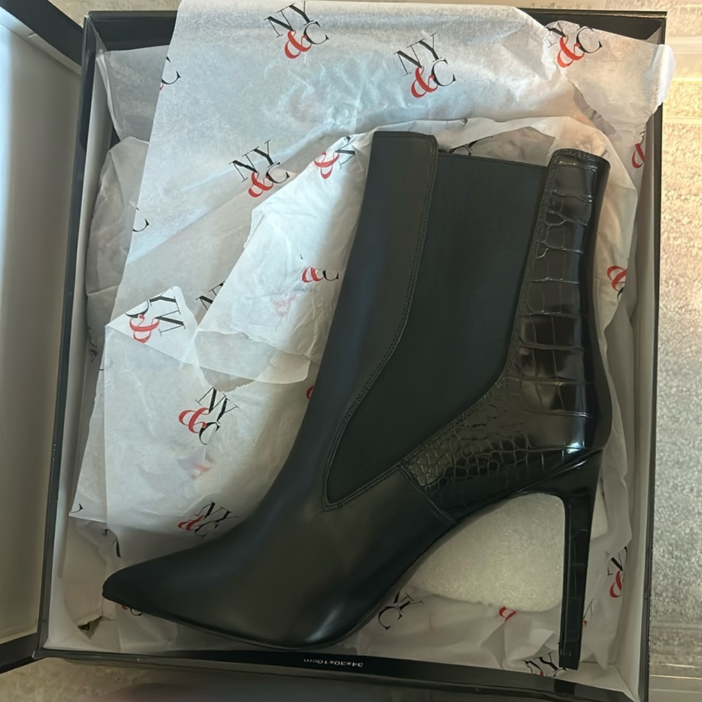 Heeled black boots